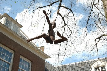 sprong, gesmeed cortenstaal, in het Amsterdam Museum